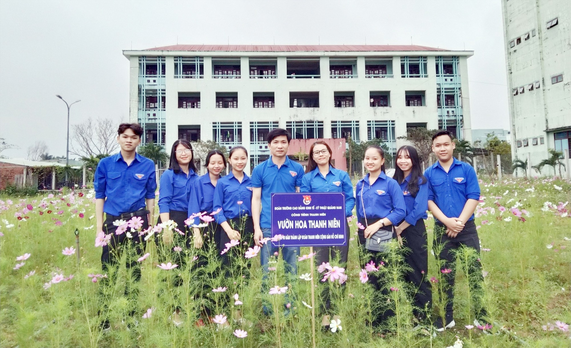Đoàn trường Cao đẳng Kinh tế - kỹ thuật Quảng Nam khánh thành công trình “Vườn hoa thanh niên”. Ảnh: ĐOÀN TRƯỜNG