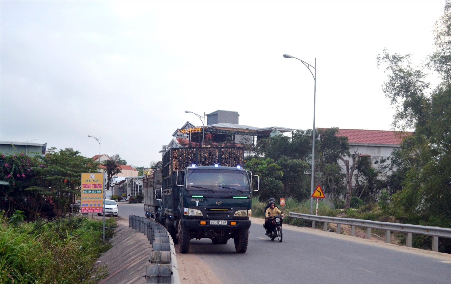 Xe chở keo dừng đỗ lấn chiếm lòng đường dẫn phía nam cầu Giao Thủy (địa phận xã Duy Hòa, Duy Xuyên). Ảnh: T.C.T