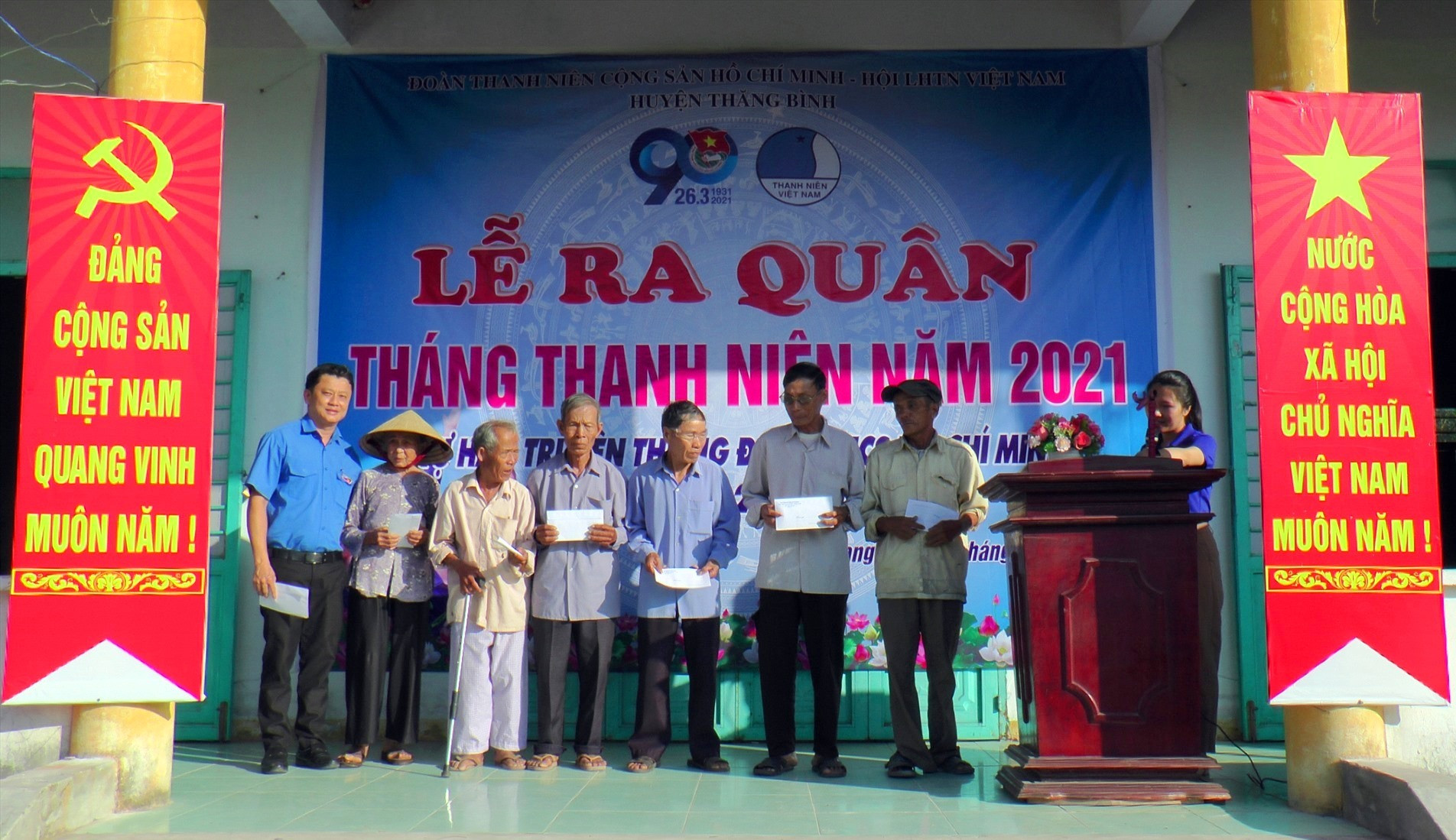 Huyện đoàn Thăng Bình trao quà cho các hộ khó khăn tại xã Bình Giang.