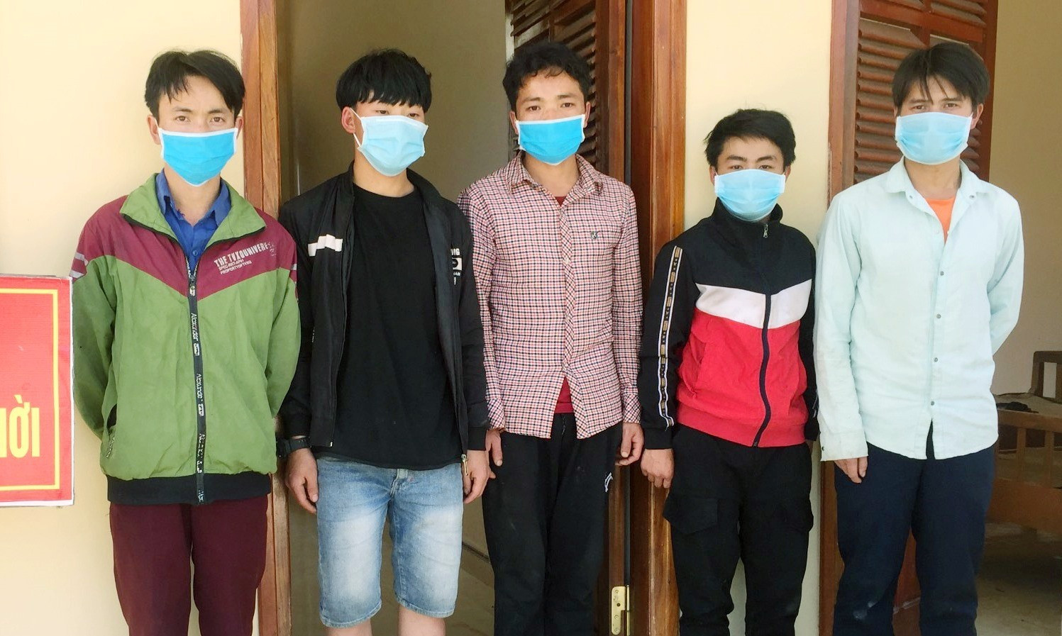 Năm người vượt biên trái phép cùng trú tỉnh Lai Châu. Ảnh: H.A