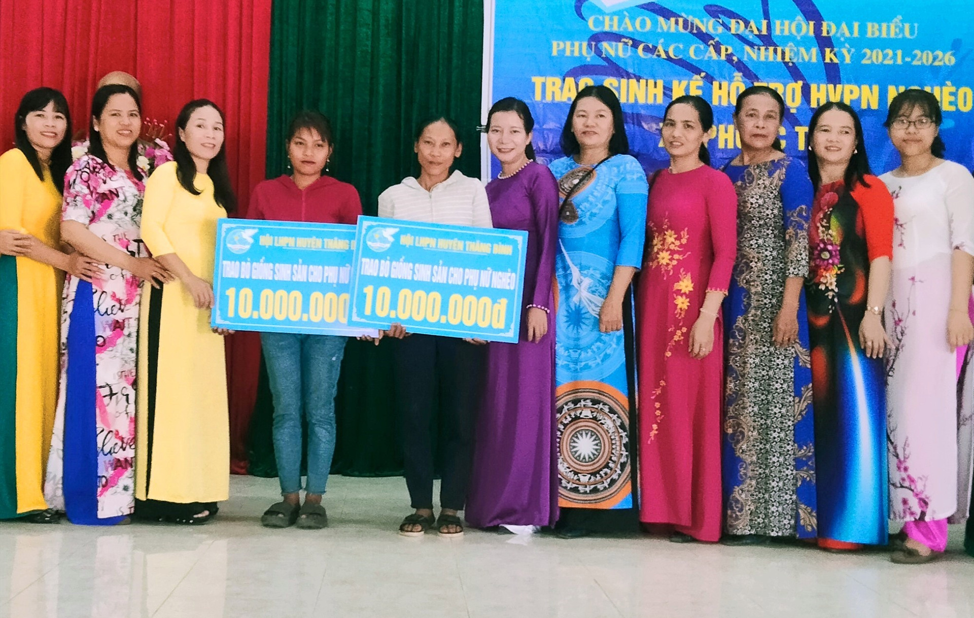 Hội LHPN từ huyện đến cơ sở trao biểu trưng bò giống sinh sản cho 2 hộ phụ nữ nghèo xã Phước Trà.