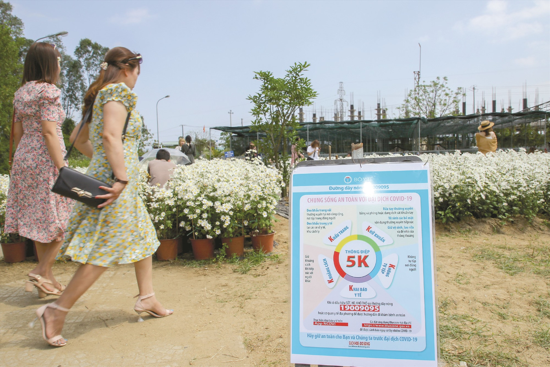 Tại vườn hoa đặt biển tuyên truyền thông điệp “5K” của Bộ Y tế về phòng chống dịch Covid-19. Khách khi vào cổng, được đo thân nhiệt, sát khuẩn tay.