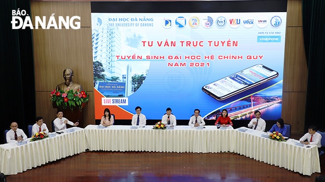 Ban Tư vấn tuyển sinh ĐH Đà Nẵng giải đáp các câu hỏi cho thí sinh và phụ huynh thông qua hình thức trực tuyến. Ảnh: NGỌC PHÚ