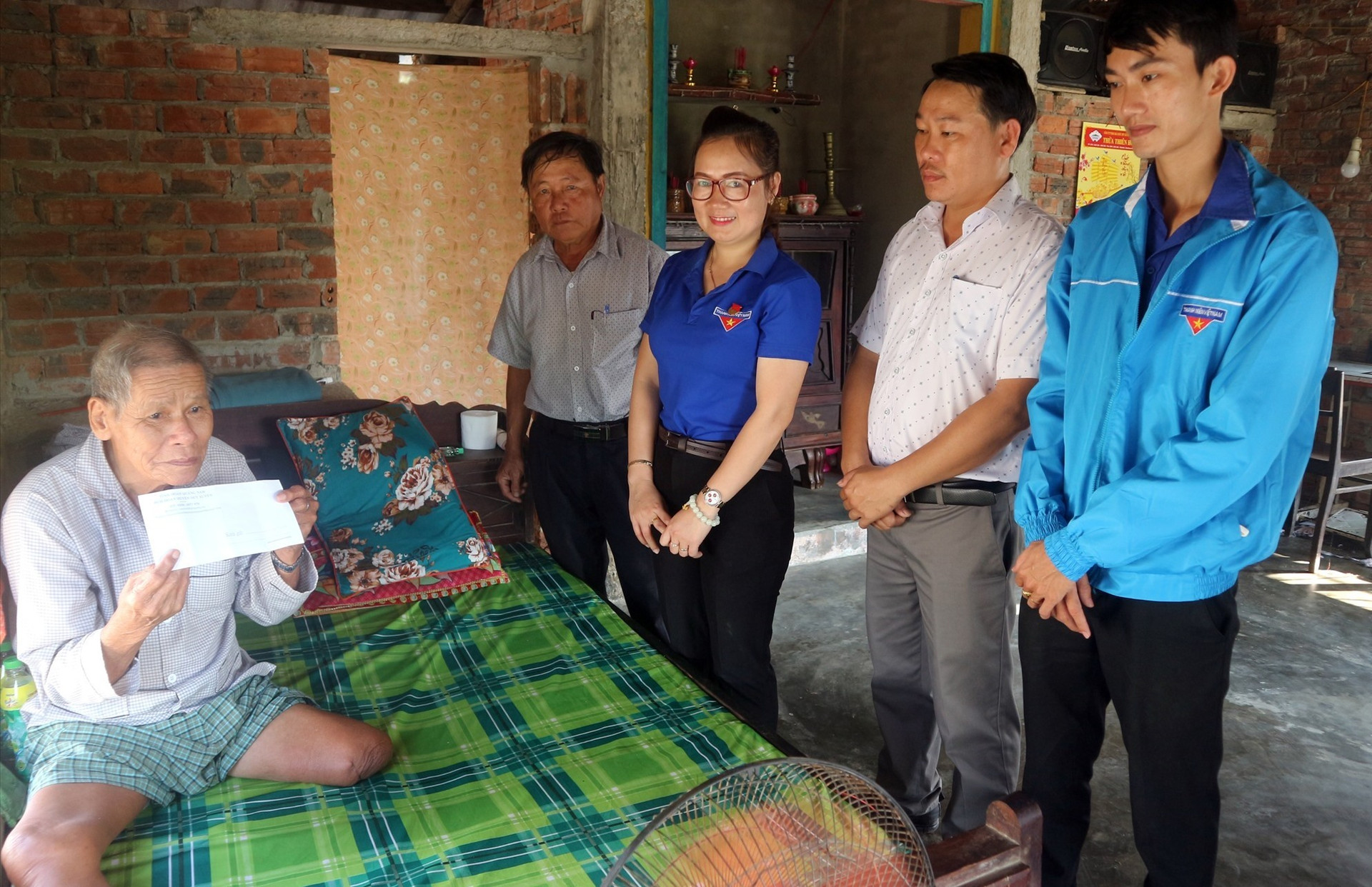 Huyện đoàn Duy Xuyên thăm tặng quà gia đình các cụ neo đơn tại thôn Đông Bình (xã Duy Vinh).