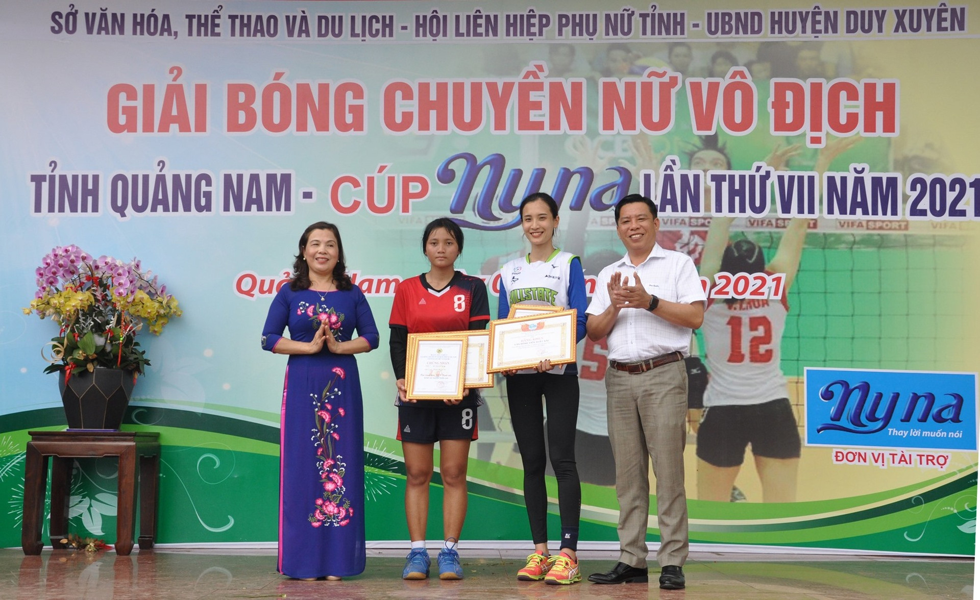 Từ Thị Thu Vân (Tam Kỳ) và Hồ Thị Kim Dung (Bắc Trà My) nhận giải vận động viên xuất sắc nhất. Ảnh: T.V
