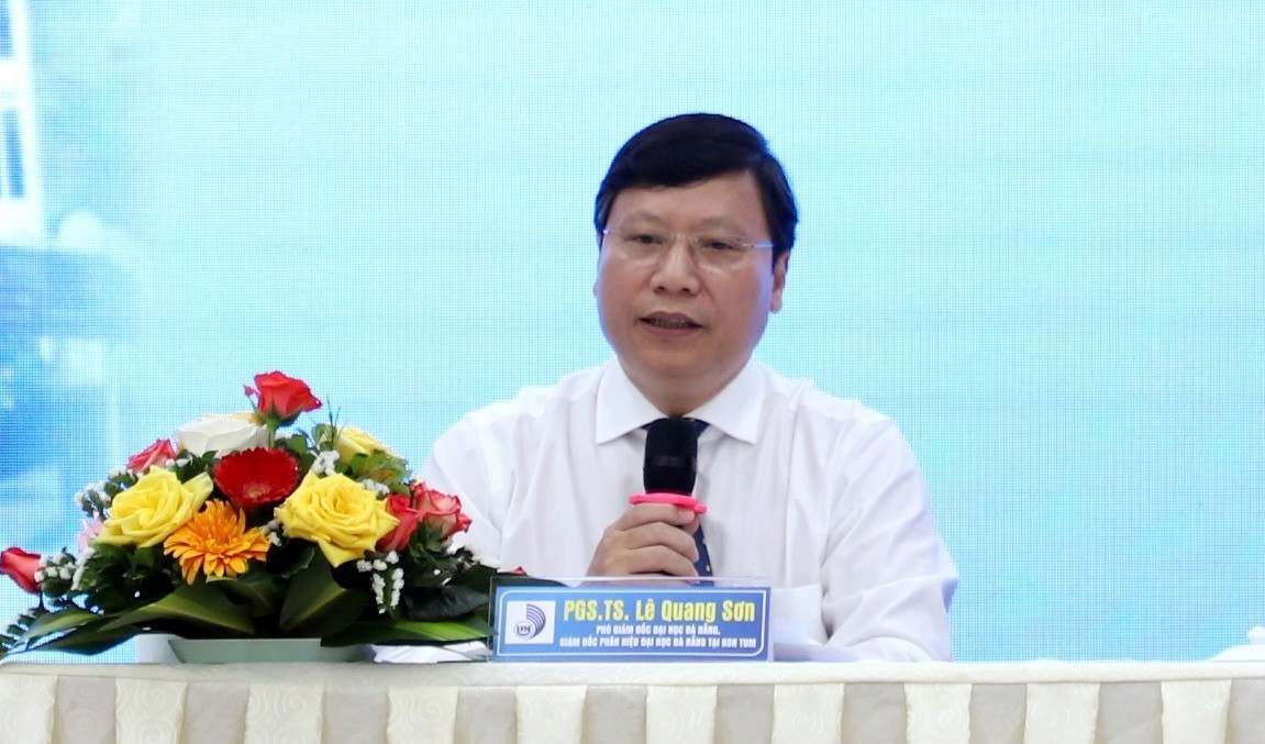 PGS.TS Lê Quang Sơn - Phios Giám đốc ĐH Đà Nẵng phát biểu khai mac chương trình. Ảnh NĐ