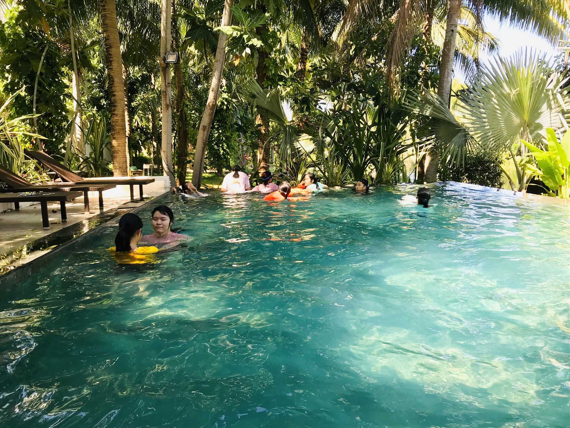 Có hồ bơi là một trong những lợi thế giúp loại hình lưu trú villas thu hút khách nội địa. Ảnh: Q.T