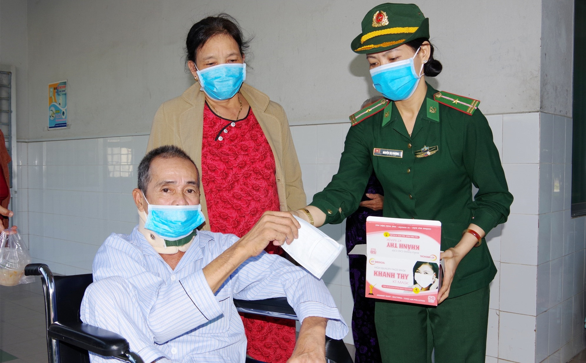 Thieu ta Nguyen Thi Phuong trao khau trang cho bẹnh nhan tai Bv Da khoa Quang Nam