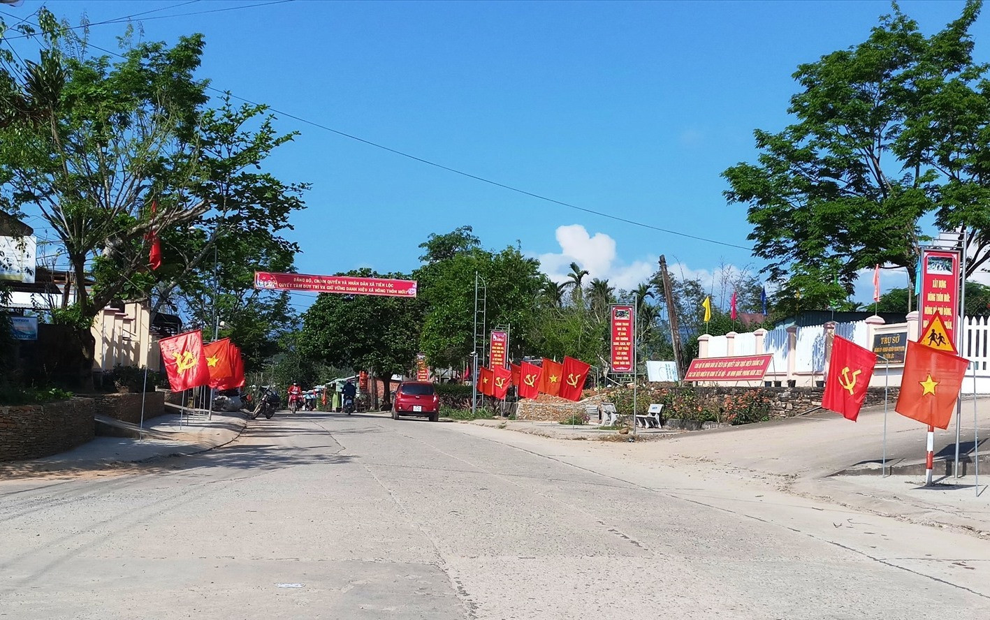 Đường giao thông trên địa bàn xã Tiên Lộc được đầu tư kháng trang sạch đẹp.
