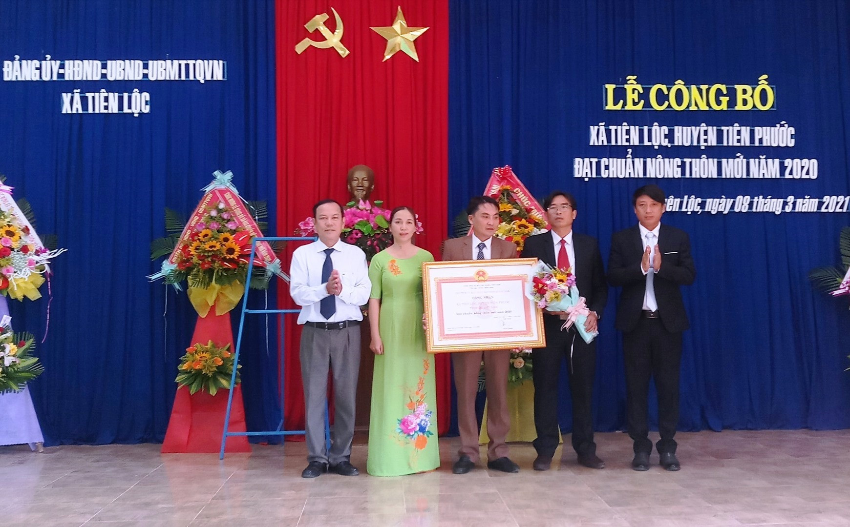 Lãnh đạo Văn phòng Điều phối NTM tỉnh, UBND huyện Tiên Phước đã trao Bằng công nhận đạt chuẩn NTM năm 2020 cho xã Tiên Lộc