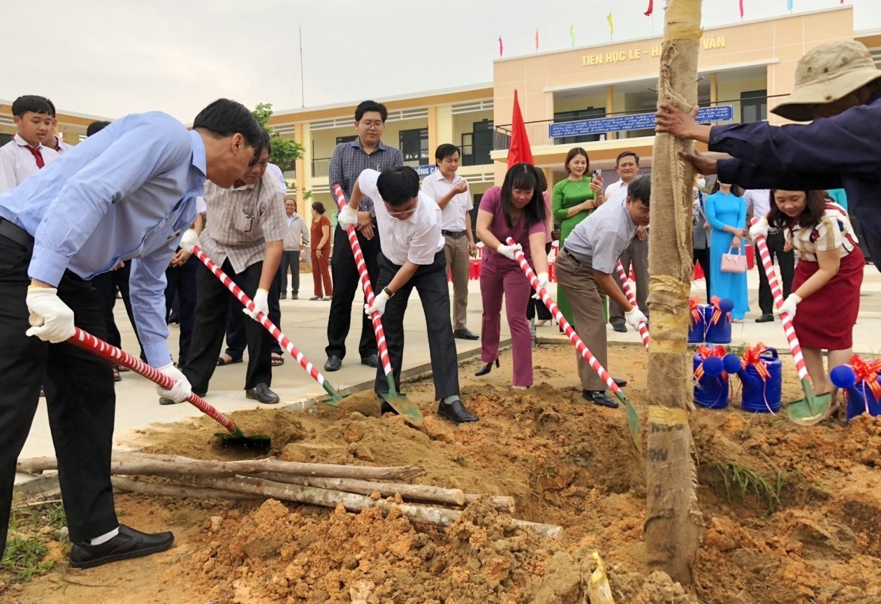 Ngay sau buổi lễ phát động các đại biểu tham dự đã tiến hành trồng cây xanh tại khu vực khuôn viên trường THCS Nguyễn Đức An, phường Điện Nam Bắc.