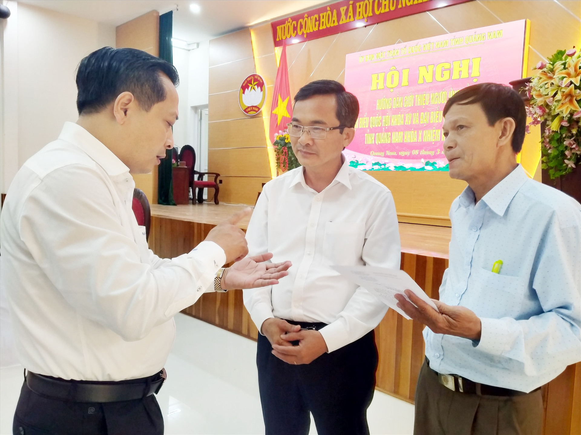 Phó Chủ tịch Thường trực Ủy ban MTTQ Việt Nam tỉnh Nguyễn Phi Hùng (giữa) trao đổi với các đại biểu dự hội nghị về việc giới thiệu người ra ứng cử ĐBQH khóa XV và đại biểu HĐND các cấp nhiệm kỳ 2021 - 2026. Ảnh: ĐOAN VINH