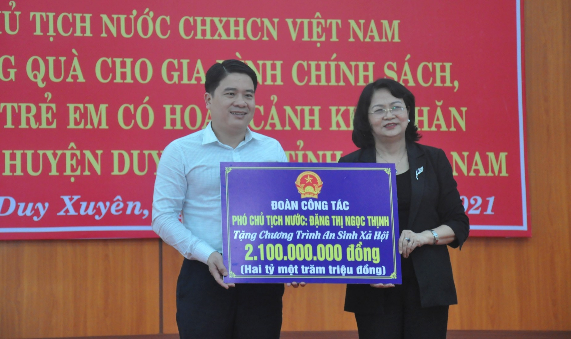 Phó Chủ tịch nước Đặng Thị Ngọc Thịnh trao tặng 2,1 tỷ đồng cho Chương trình an sinh xã hội của tỉnh