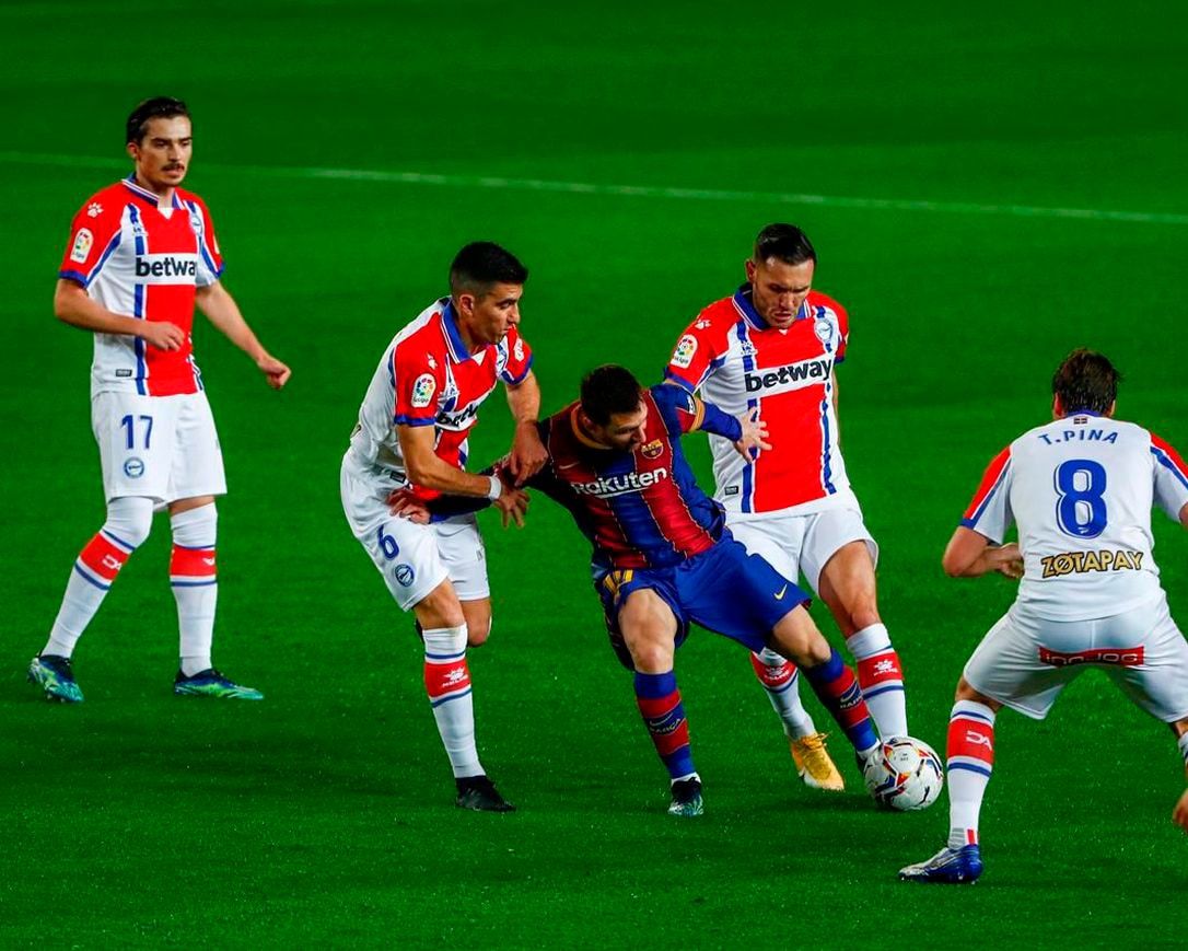 Lionel Messi (áo xanh - đỏ) được chờ đợi sẽ dẫn dắt Barcelona giành được một kết quả khả quan trong cuộc tái đấu cùng đội chủ nhà PSG (áo trắng - đỏ) trong khuôn khổ lượt về vòng 1/16 UCL.           Ảnh: AP