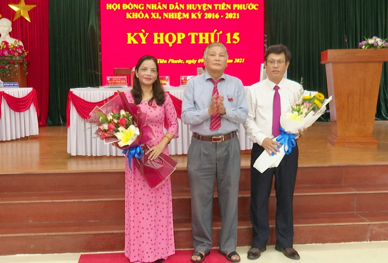 Lãnh đạo huyện Tiên Phước tặng hoa chúc mừng đồng chí Trần Thị Thu Ba và đồng chí Nguyễn Minh Xinh nhận nhiệm vụ công tác mới.