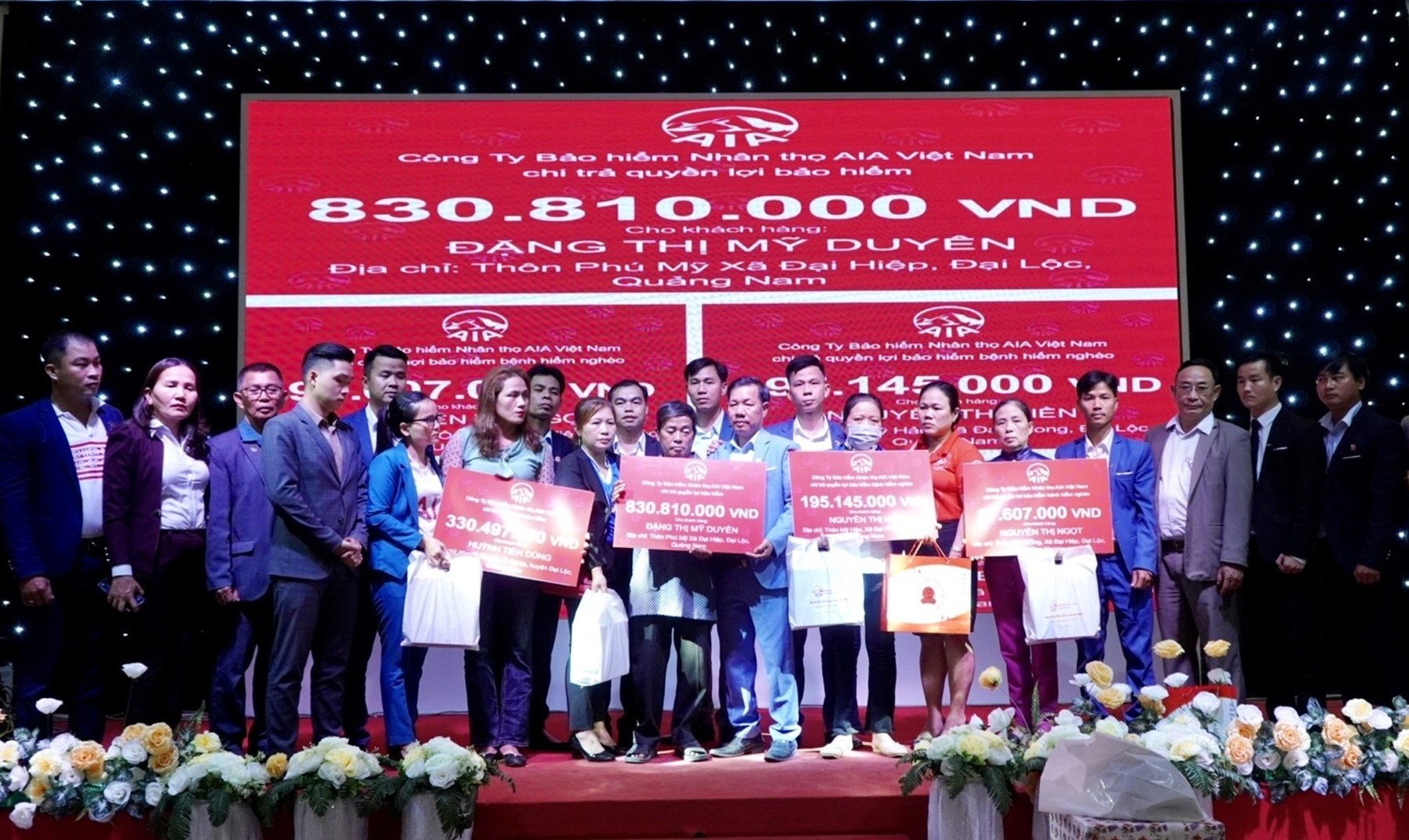 AIA Việt Nam chi trả quyền lợi cho khách hàng tại Quảng Nam. Ảnh: D.L