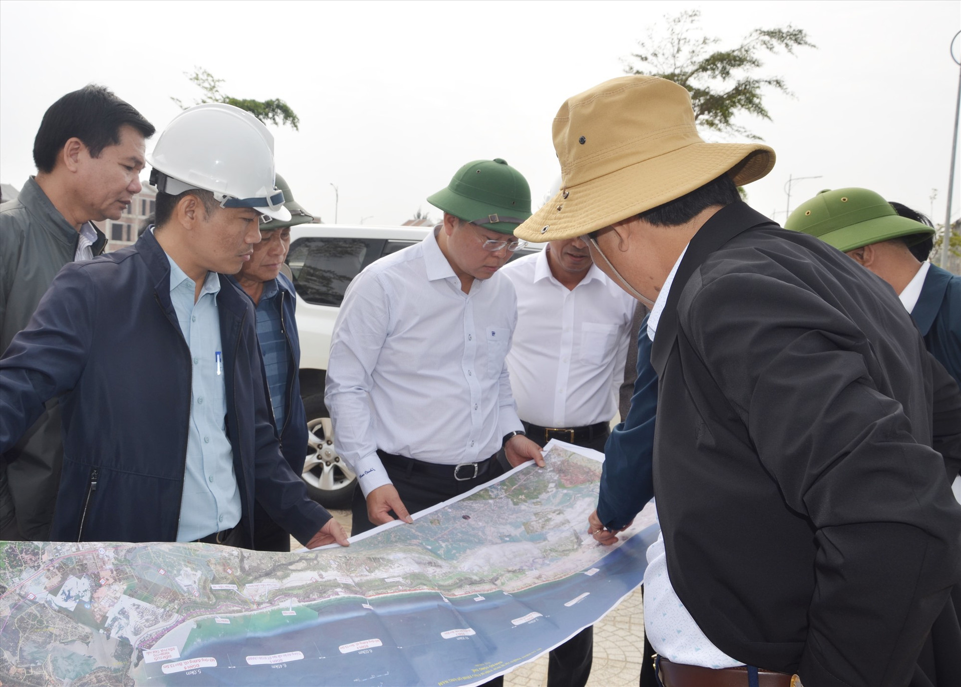 Chủ tịch UBND tỉnh Lê Trí Thanh xem bản đồ quy hoạch vùng đông, trước khi khảo sát sông Trường Giang. Ảnh: H.P