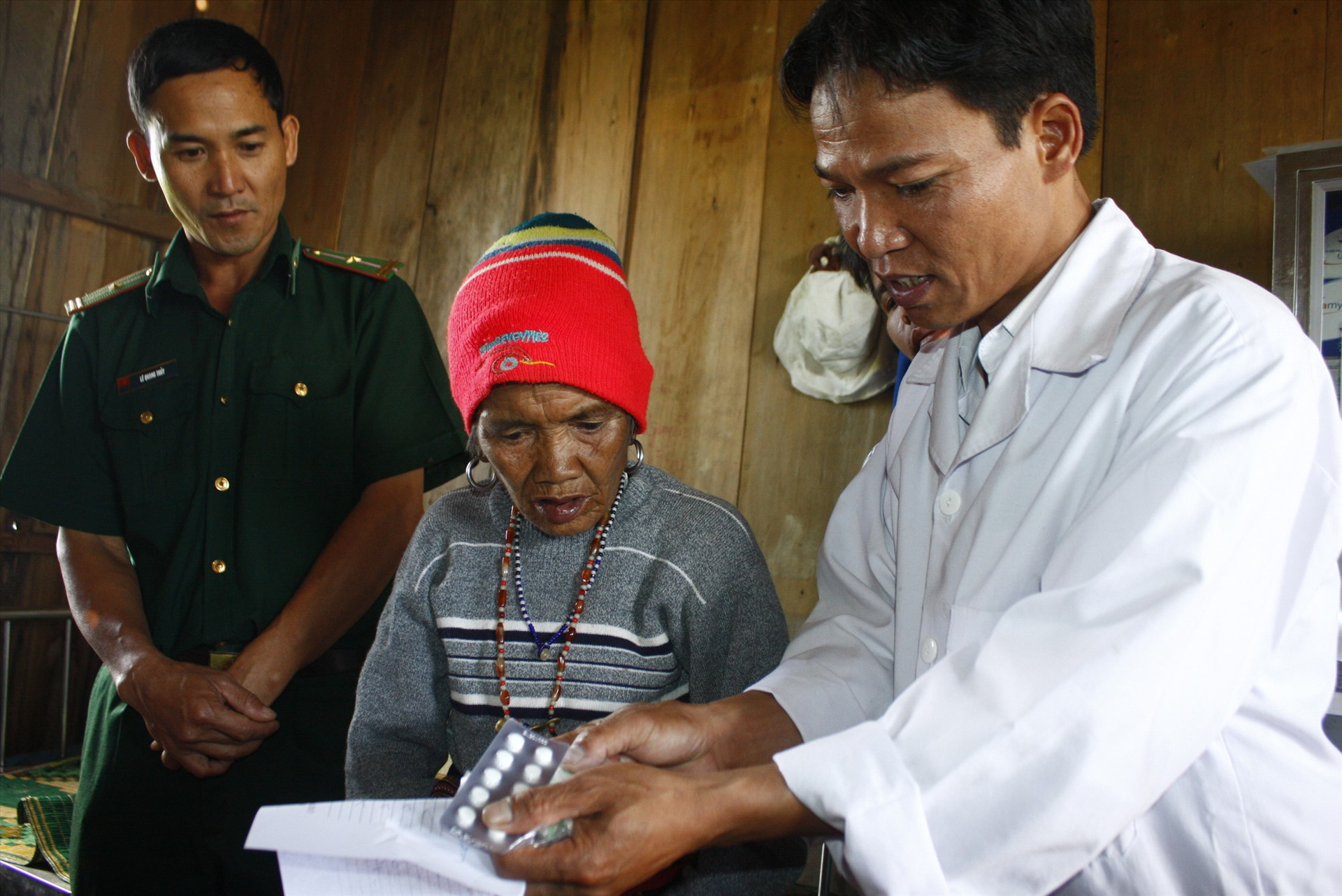 Thiếu nhân viên y tế thôn bản là vấn đề đặt ra hiện nay đối với việc tiếp cận và chăm sóc sức khỏe cho người dân các huyện miền núi trong tỉnh. Ảnh: N.D