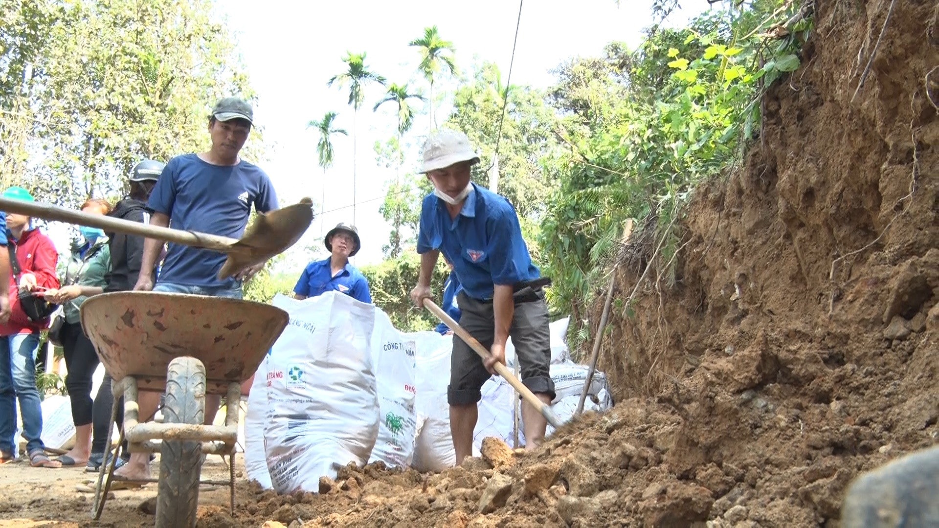 Thanh niên Bắc Trà My làm bờ kè chống sạt lở. Ảnh: TÚ VÂN