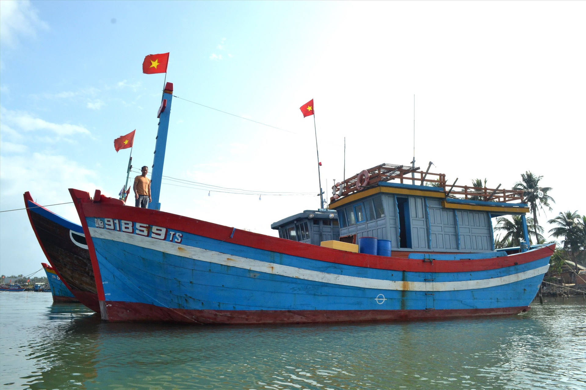 Ngư dân Trần Văn Chung trả nợ đúng hạn sau khi vay vốn của Quỹ HTND để đóng tàu cá QNa-91859. Ảnh: VIỆT NGUYỄN