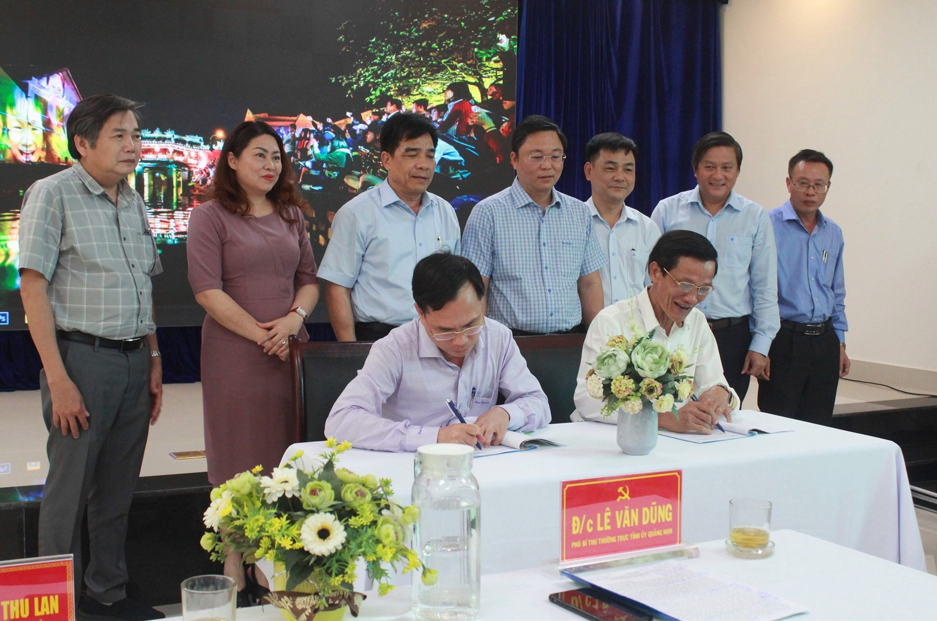 Ký kết kế hoạch liên tịch về truyền thông thúc đẩy phục hồi phát triển du lịch Quảng Nam năm 2021. Ảnh: C.N