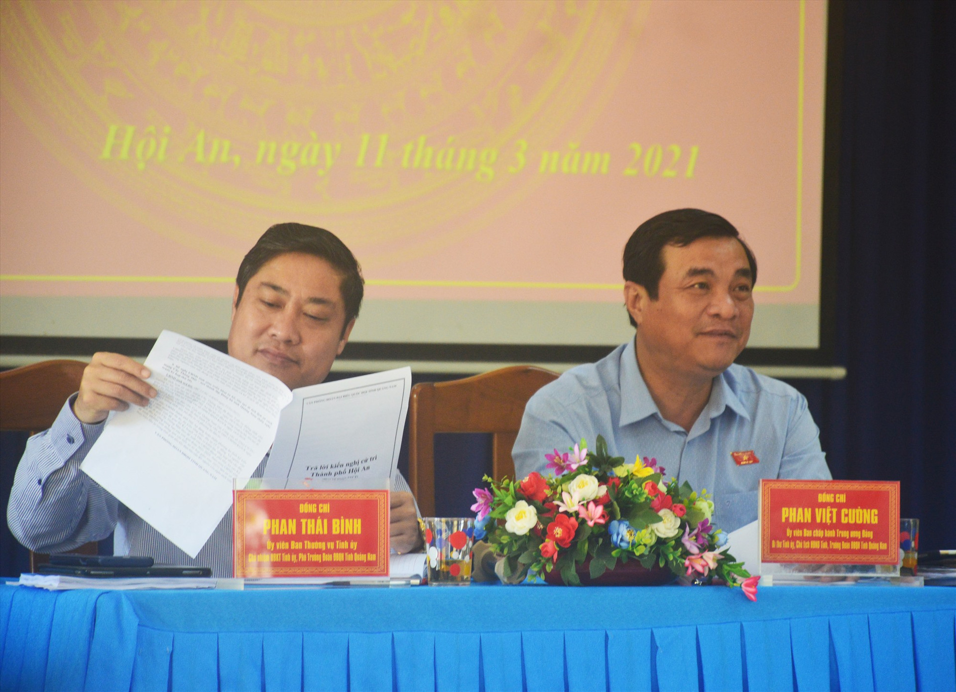 Các đại biểu của đoàn ĐBQH tỉnh tham dự buổi tiếp xúc cử tri tại Cù Lao Chàm. Ảnh: Q.T