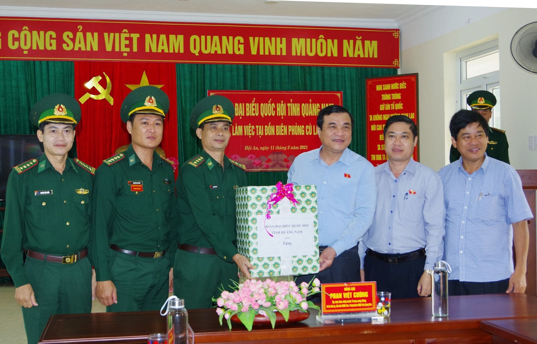Ủy viên Trung ương Đảng, Bí thư Tỉnh ủy Phan Việt Cường tặng quà Đồn Biên phòng Cù Lao Chàm. Ảnh: HỒNG ANH