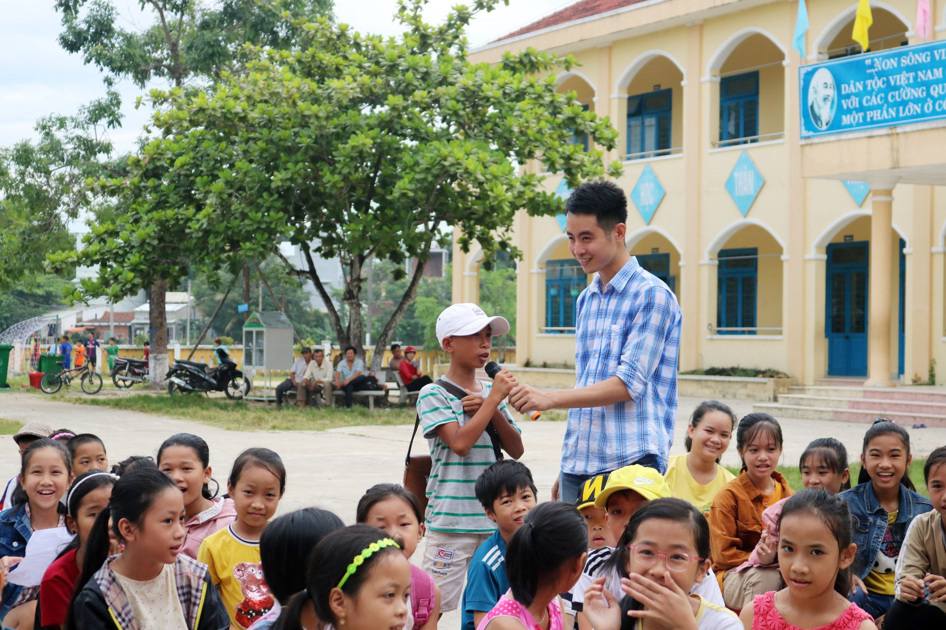 Anh Bảo giao lưu với các em nhỏ trong một dịp khai giảng “Lớp học miễn phí cho trẻ em nghèo”. Ảnh: QUỐC BẢO