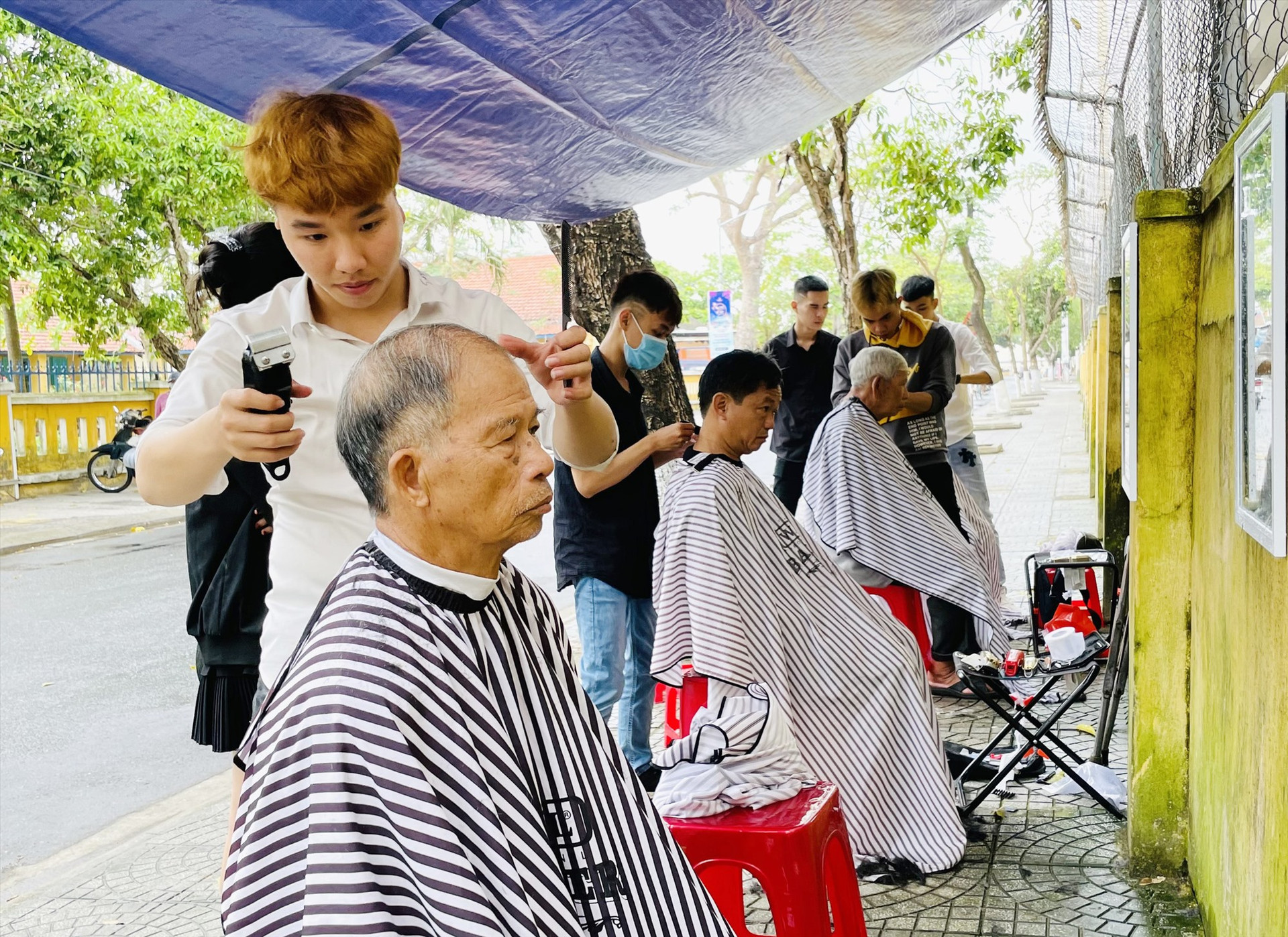Tiệm cắt tóc miễn phí của nhóm thiện nguyện thuộc tiệm Beauty Salon Tuấn Liên. Ảnh: M.L