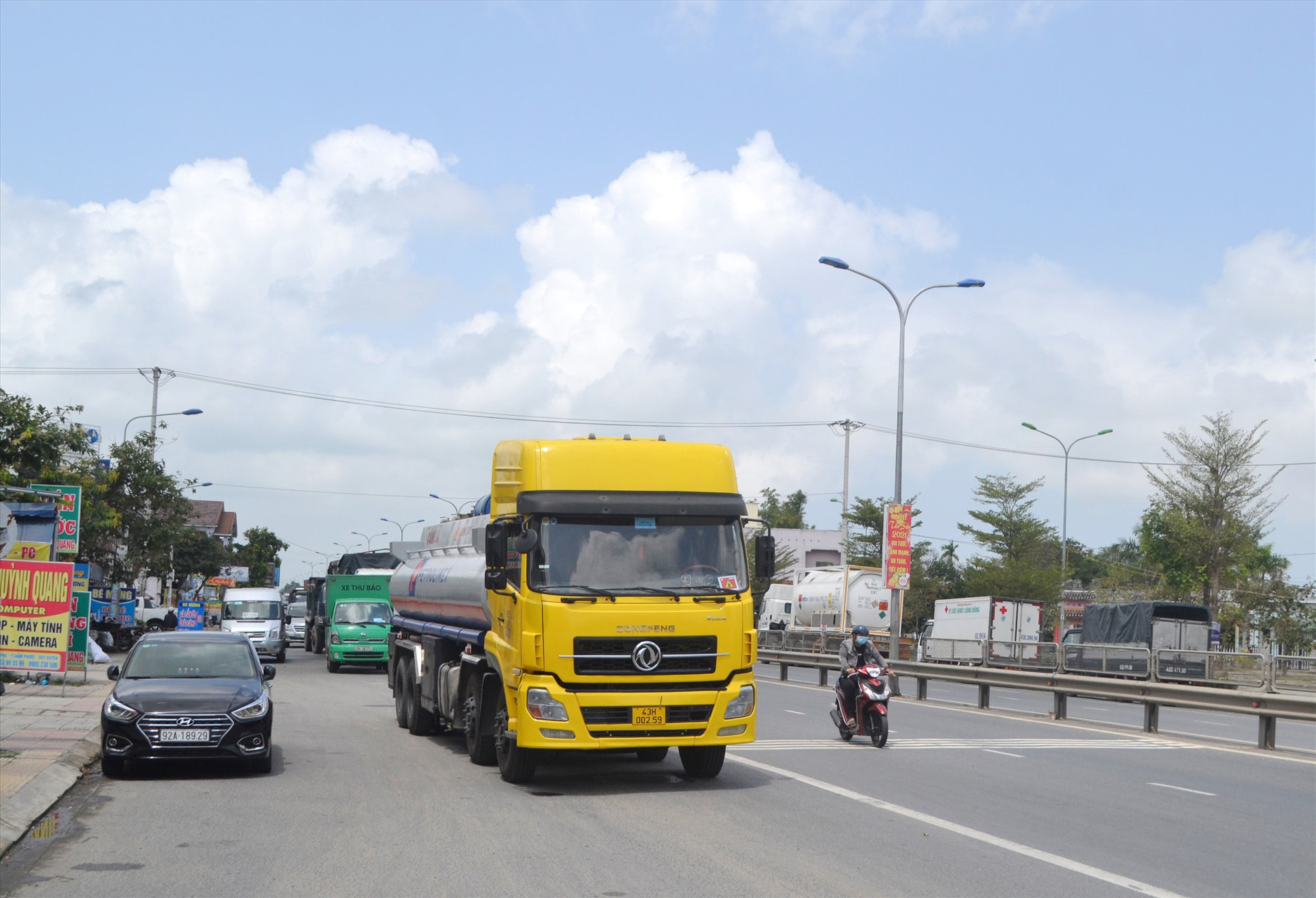 Xe ô tô đậu đỗ lấn chiếm lòng đường quốc lộ 1, đoạn qua thị trấn Nam Phước (Duy Xuyên). Ảnh: T.C.T