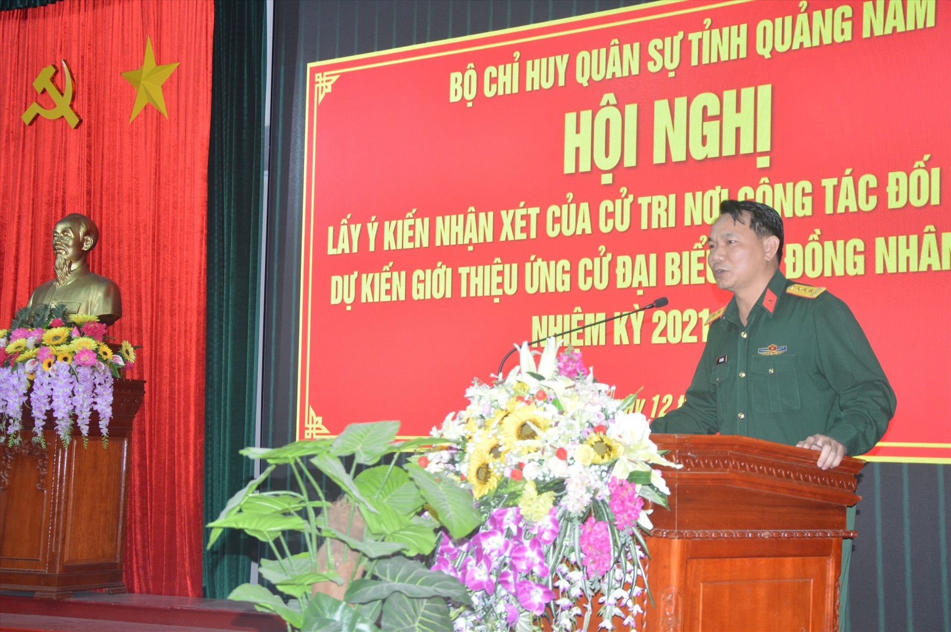 Thượng tá Mai Kim Bình, Chính ủy Bộ CHQS tỉnh phát biểu tại hội nghị.