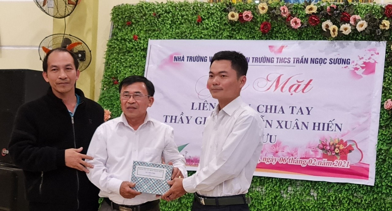 Lãnh đạo nhà trường, địa phương đã tổ chức lễ chia tay về hưu đối với ông Nguyễn Xuân Hiến. Ảnh: N.V