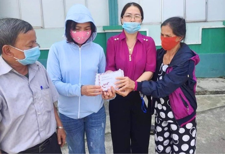 Phụ nữ xã Điện Thọ (thị xã Điện Bàn) trao tiền hỗ trợ hoàn cảnh mắc bệnh hiểm nghèo. Ảnh: N.Trang