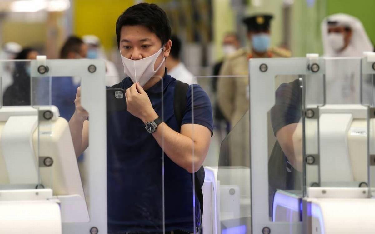 Một nhà báo Nhật Bản kiểm tra các quy trình nhận dạng khuôn mặt và mống mắt mới, trong chuyến tham quan truyền thông tại sân bay Dubai,
