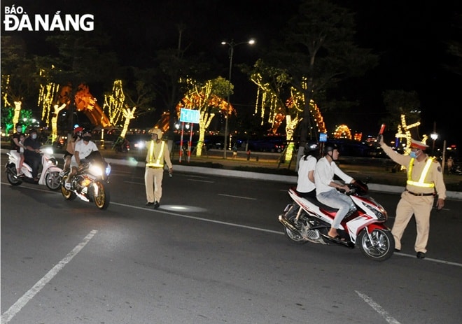 Tối 15-3, lực lượng Cảnh sát giao thông, Công an thành phố ra quân xử lý lá xe vi phạm nồng độ cồn, dương tính với ma túy. Ảnh: L.HÙNG