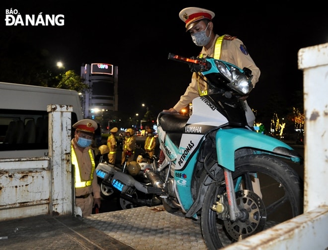 Lực lượng Cảnh sát giao thông tạm giữ phương tiện vi phạm. Ảnh: L.HÙNG