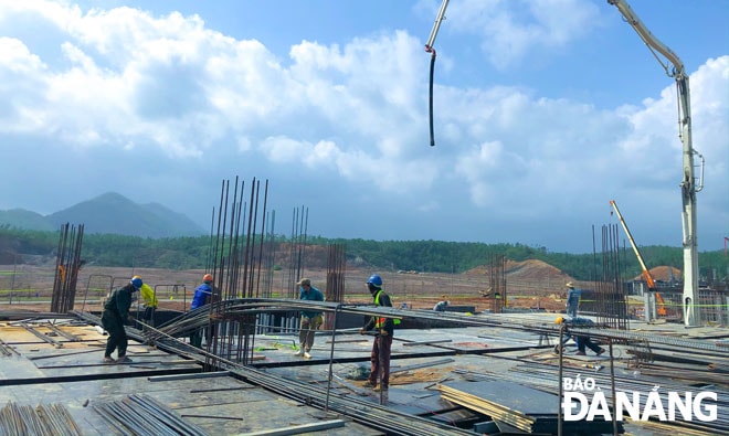 Nhiều nhà đầu tư đang tích cực tìm cơ hội đầu tư vào thị trường bất động sản công nghiệp. Trong ảnh: Công nhân đang thi công hạ tầng tại Khu Công nghệ thông tin tập trung Đà Nẵng. Ảnh: TRIỆU TÙNG
