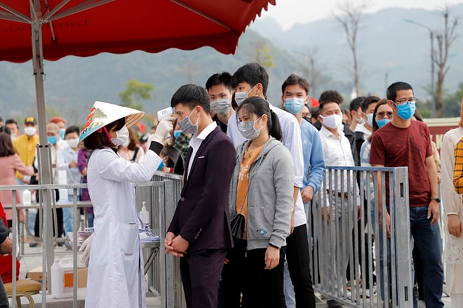 Đo thân nhiệt du khách tham quan chùa Tam Chúc, phòng chống dịch Covid-19.