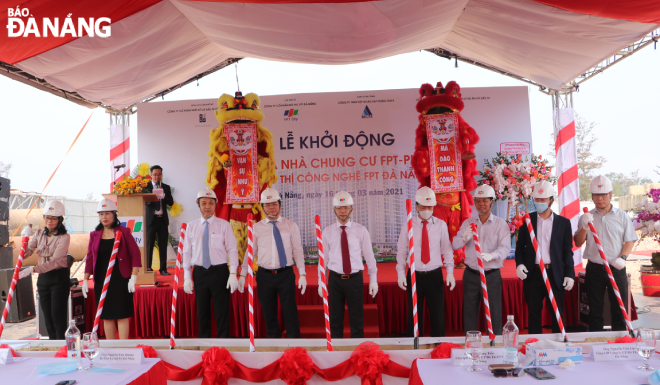 Ủy viên Trung ương Đảng, Bí thư Thành ủy Đà Nẵng Nguyễn Văn Quảng (thứ 5, trái sang), Phó Chủ tịch HĐND thành phố Lê Minh Trung (thứ 4, trái sang) và Phó Chủ tịch UBND thành phố Lê Quang Nam (thứ 3, trái sang) dự lễ khởi công tòa nhà chung cư FPT Plaza 2 vào sáng 16-3. Ảnh: VĂN HOÀNG.