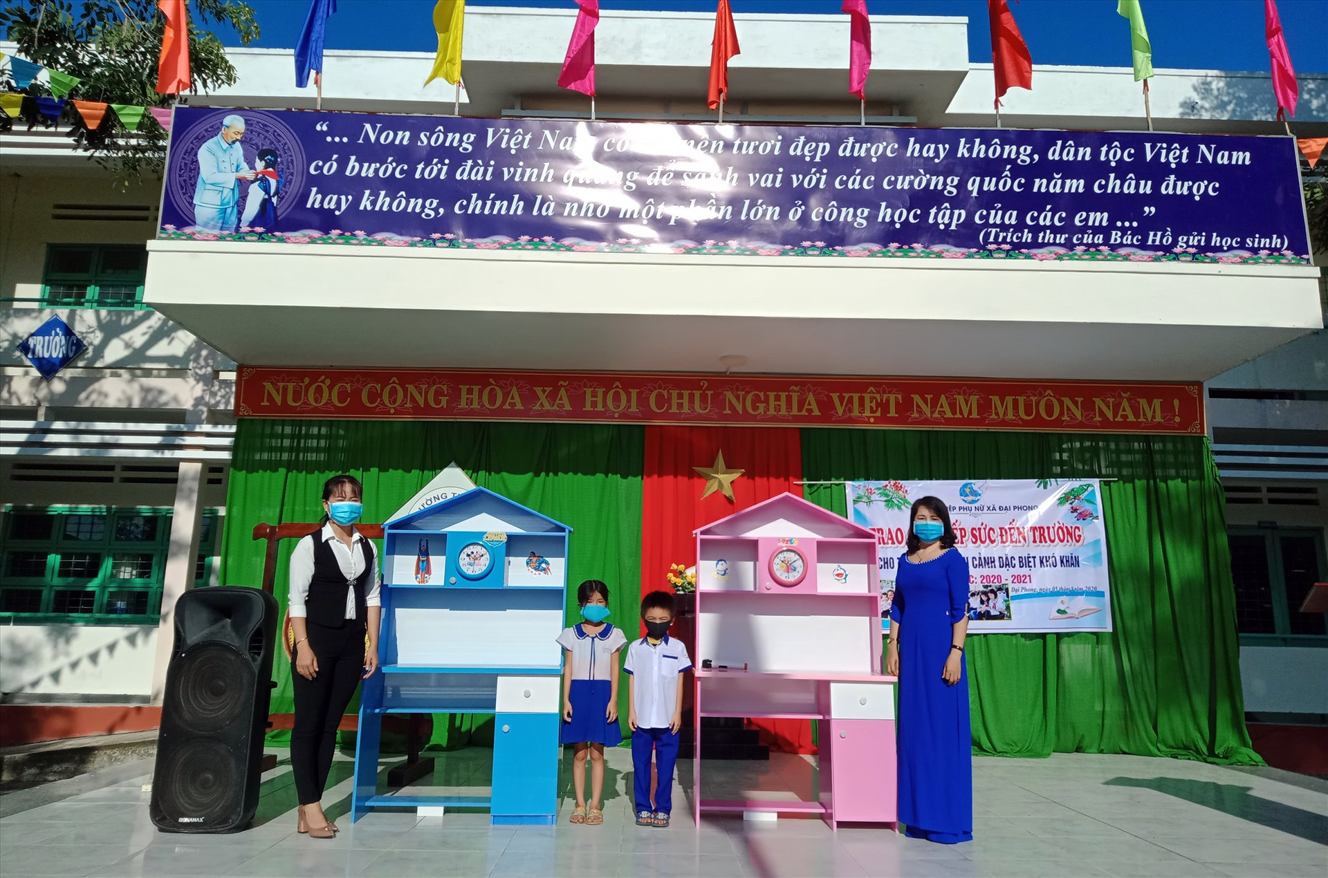 Hội LHPN xã Đại Phong trao quà tiếp sức đến trường cho học sinh nghèo vượt khó tại Trường Tiểu học Trần Đình Tri. Ảnh: KK