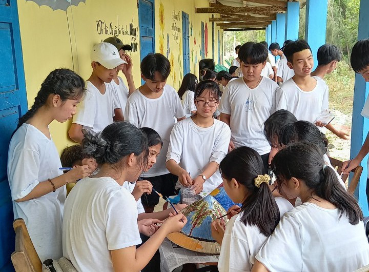 Học sinh trải nghiệm văn hóa làng biển Tam Thanh. Ảnh: N.T