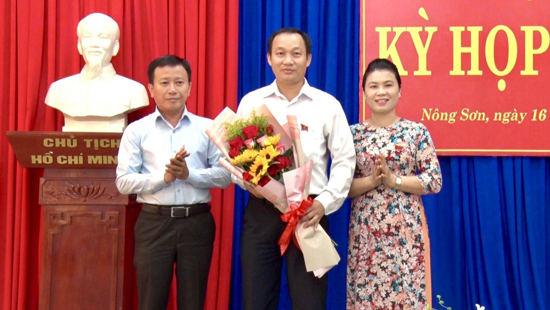 Lãnh đạo huyện Nông Sơn tặng hoa chúc mừng ông Ngô Văn Sỹ được bầu giữ chức Chủ tịch HĐND huyện khóa XI, nhiệm kỳ 2016-2021. Ảnh: TÂM LÊ