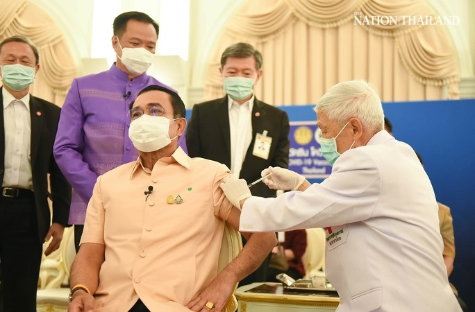 Thủ tướng Thái Lan Prayut Chan-o-cha được tiêm phòng vắc xin ngừa Covid-19 của AstraZeneca vào sáng 16.3. Ảnh: The Nation