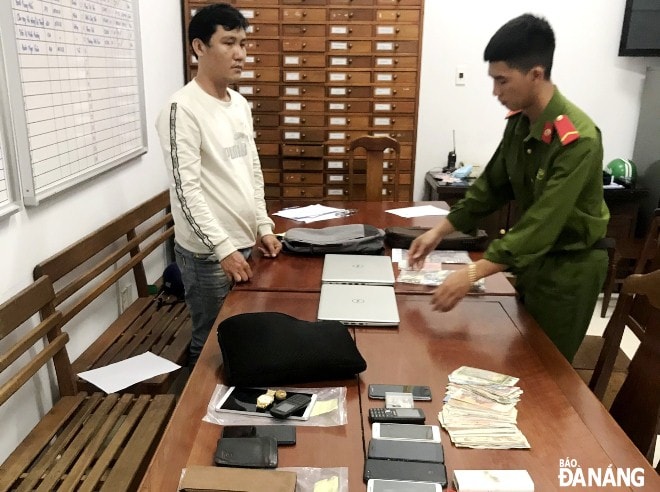 Đối tượng Trần Văn Quang (trái) và tang vật các vụ trộm cắp. Ảnh: L.H