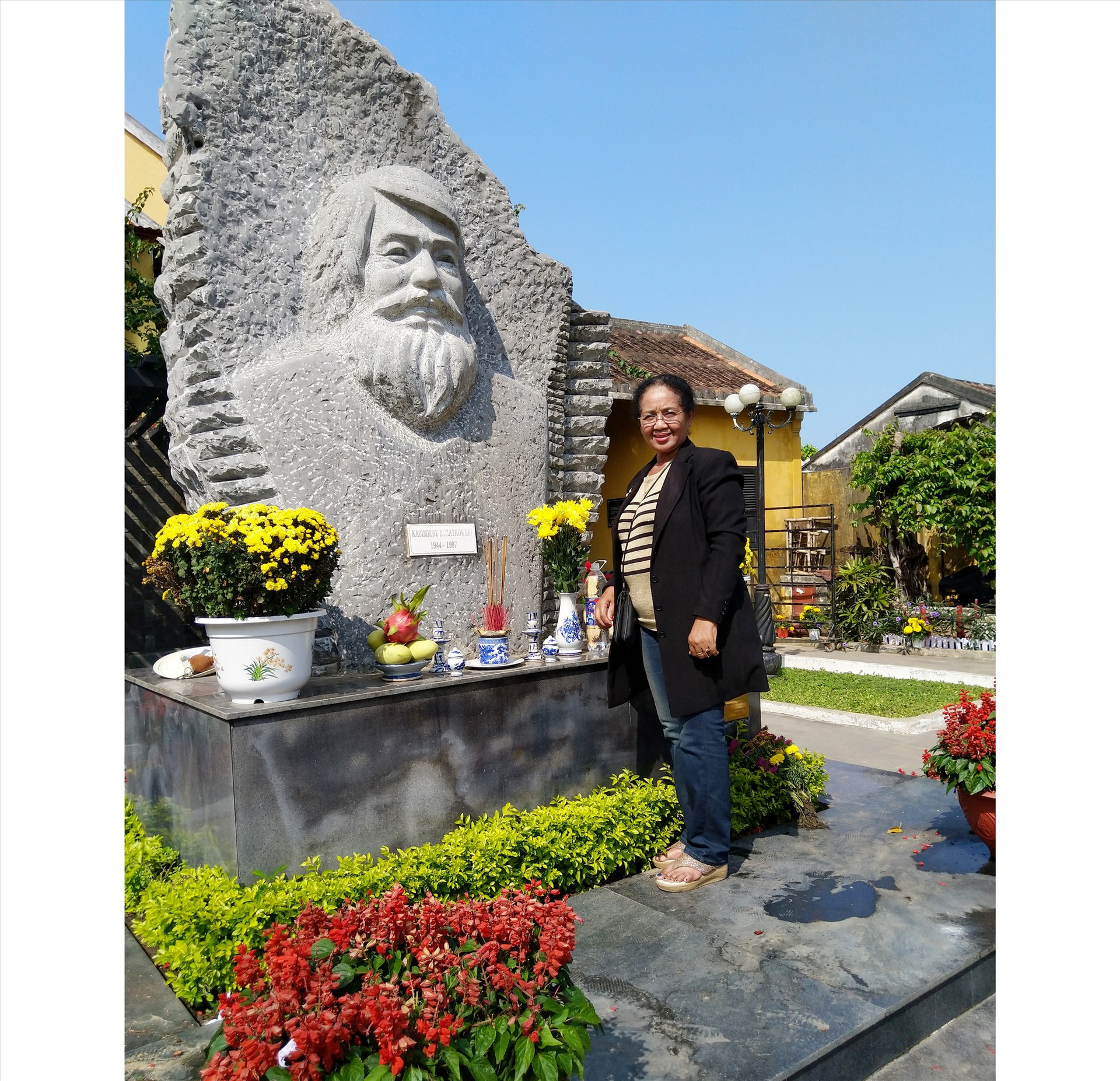 Bà Trương Thị Xuân thắp hương tưởng niệm tại công viên Kazik.