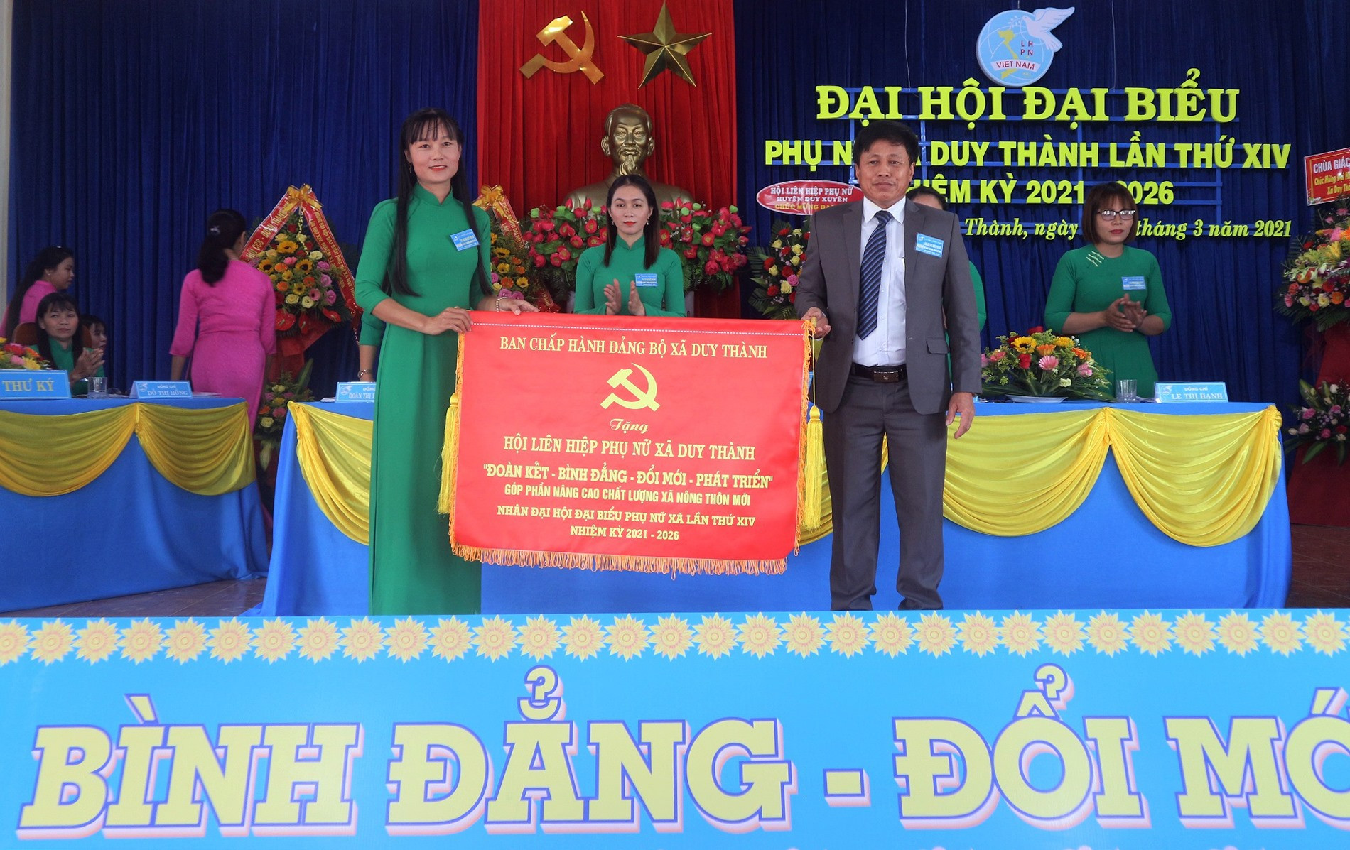 Đảng ủy xã Duy Thành tặng Hội LHPN xã bức trướng chúc mừng đại hội.