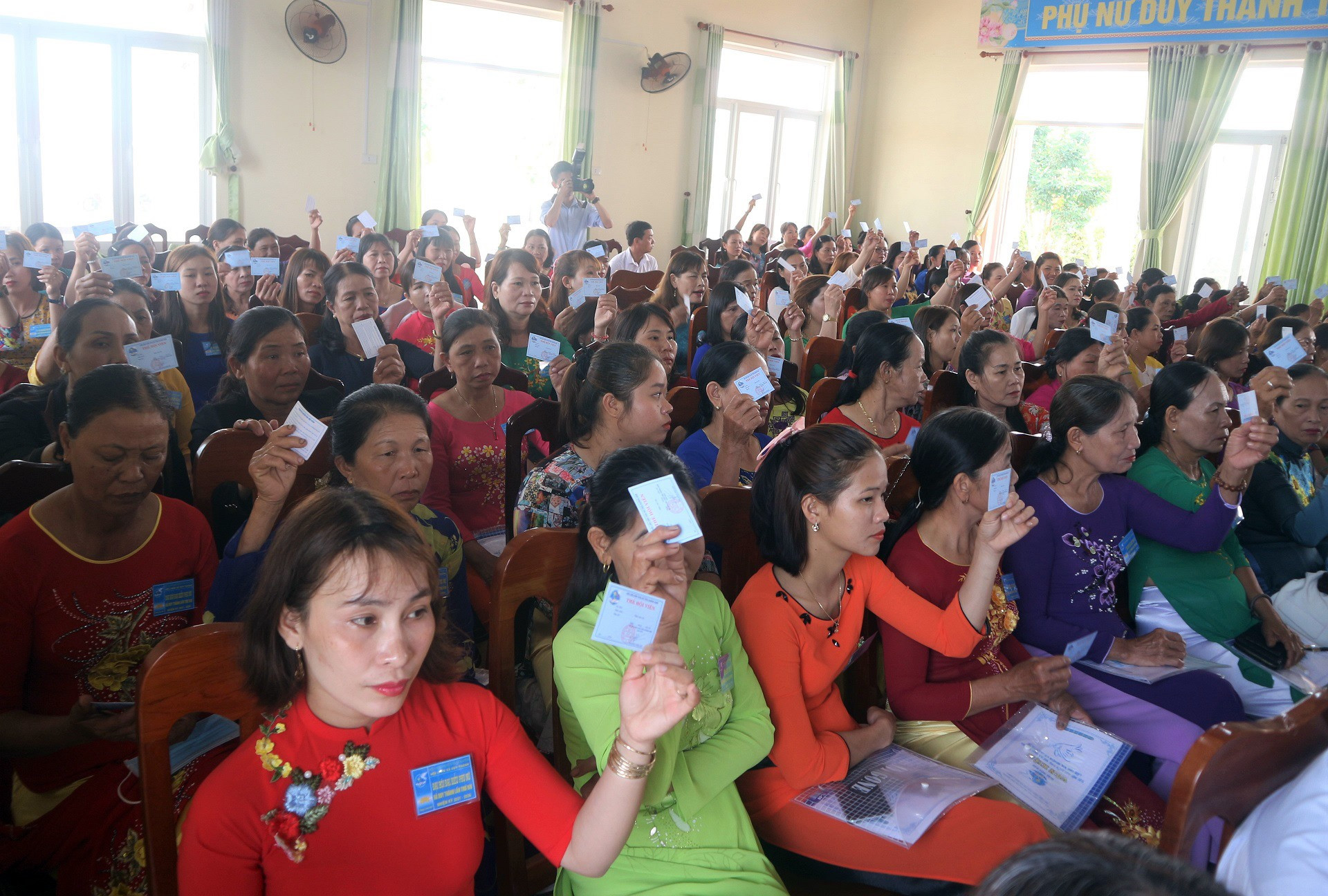Đại biểu hội viên phụ nữ xã Duy Thành biểu quyết bầu ban chấp hành Hội LHPN xã, nhiệm kỳ 2021 - 2026.