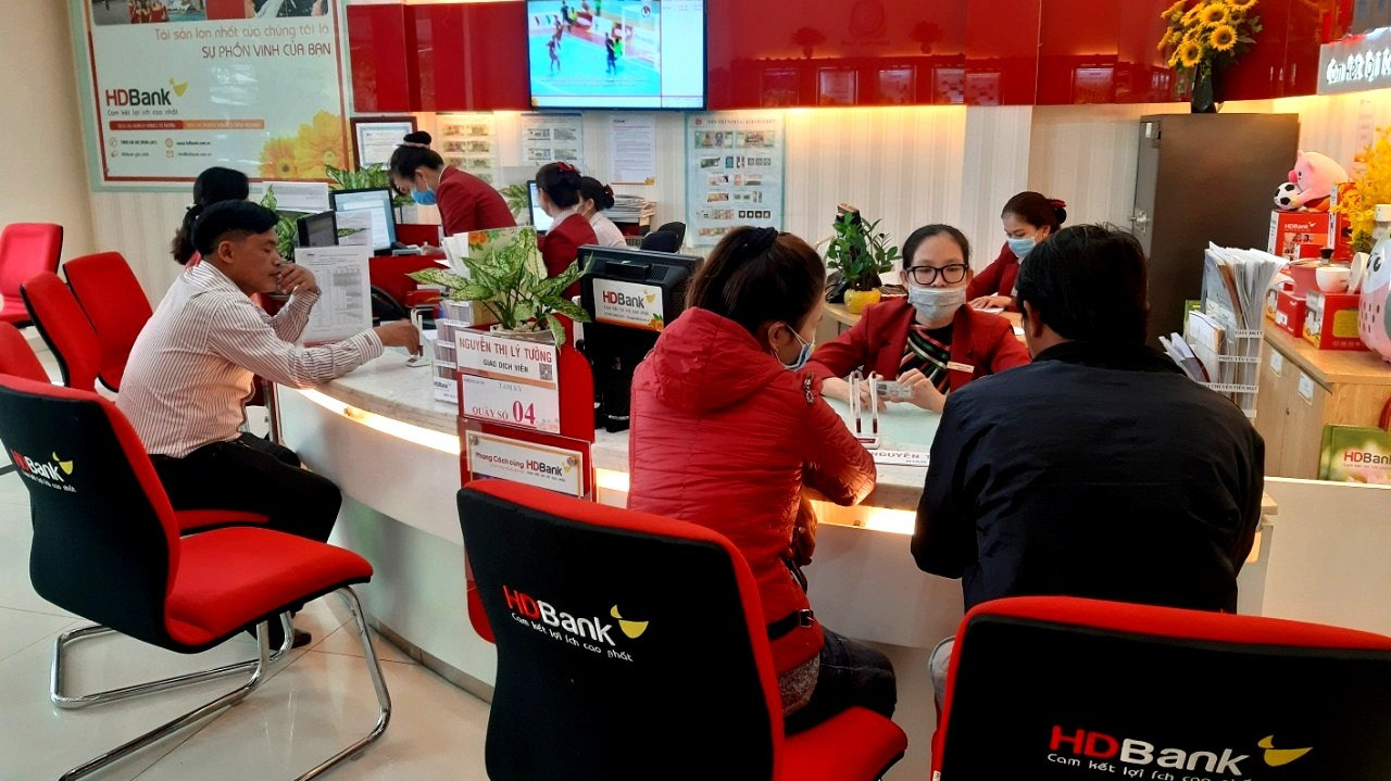 Phòng giao dịch Ngân hàng HDBank chi nhánh Quảng Nam tại TP.Tam Kỳ đẩy mạnh cho vay mới để người dân, doanh nghiệp có nguồn vốn tiếp tục sản xuất, kinh doanh. Ảnh: VIỆT NGUYỄN