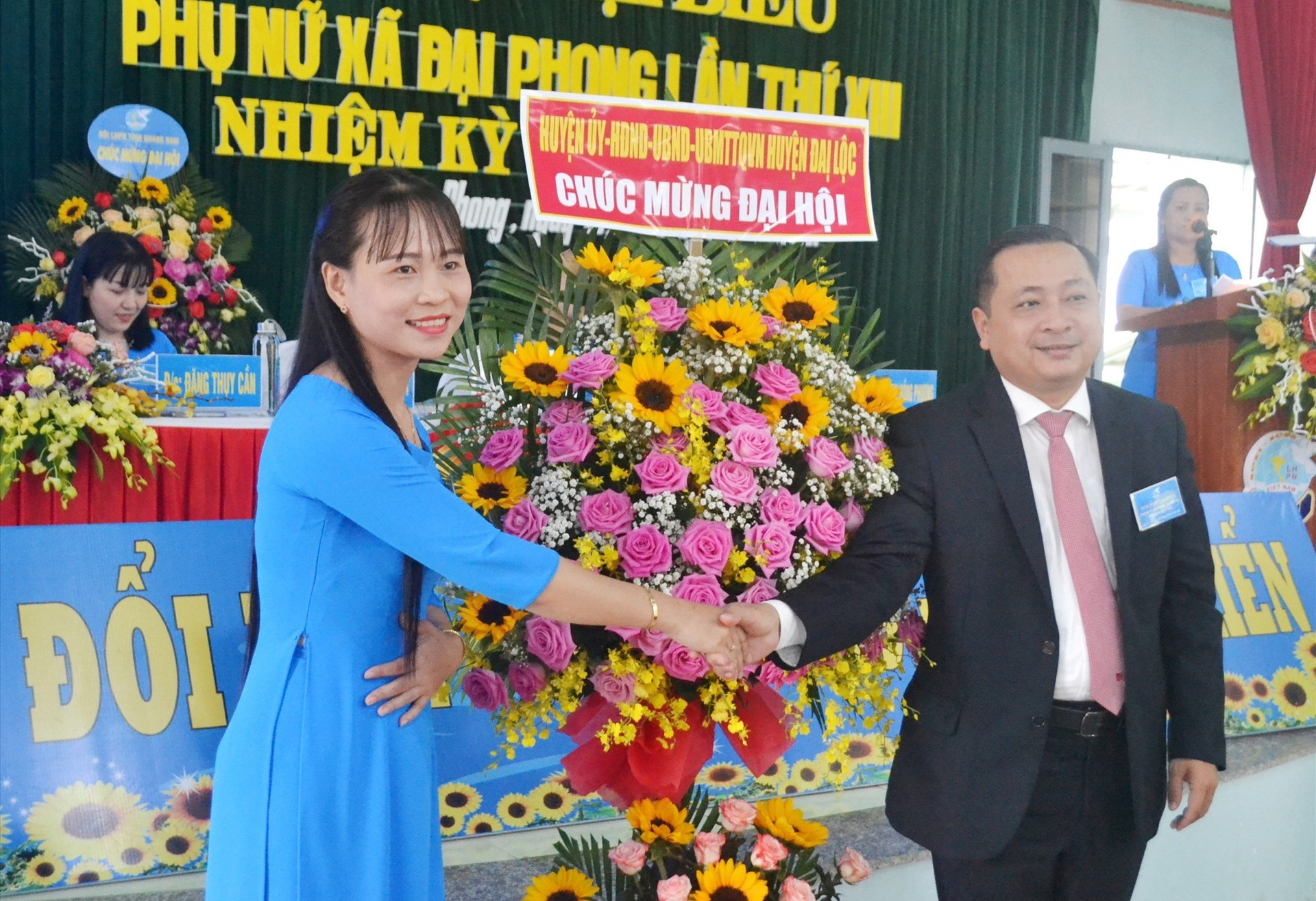 Bí thư Huyện ủy Đại Lộc-ông Nguyễn Hảo tặng hoa chúc mừng đại hội. Ảnh: KK