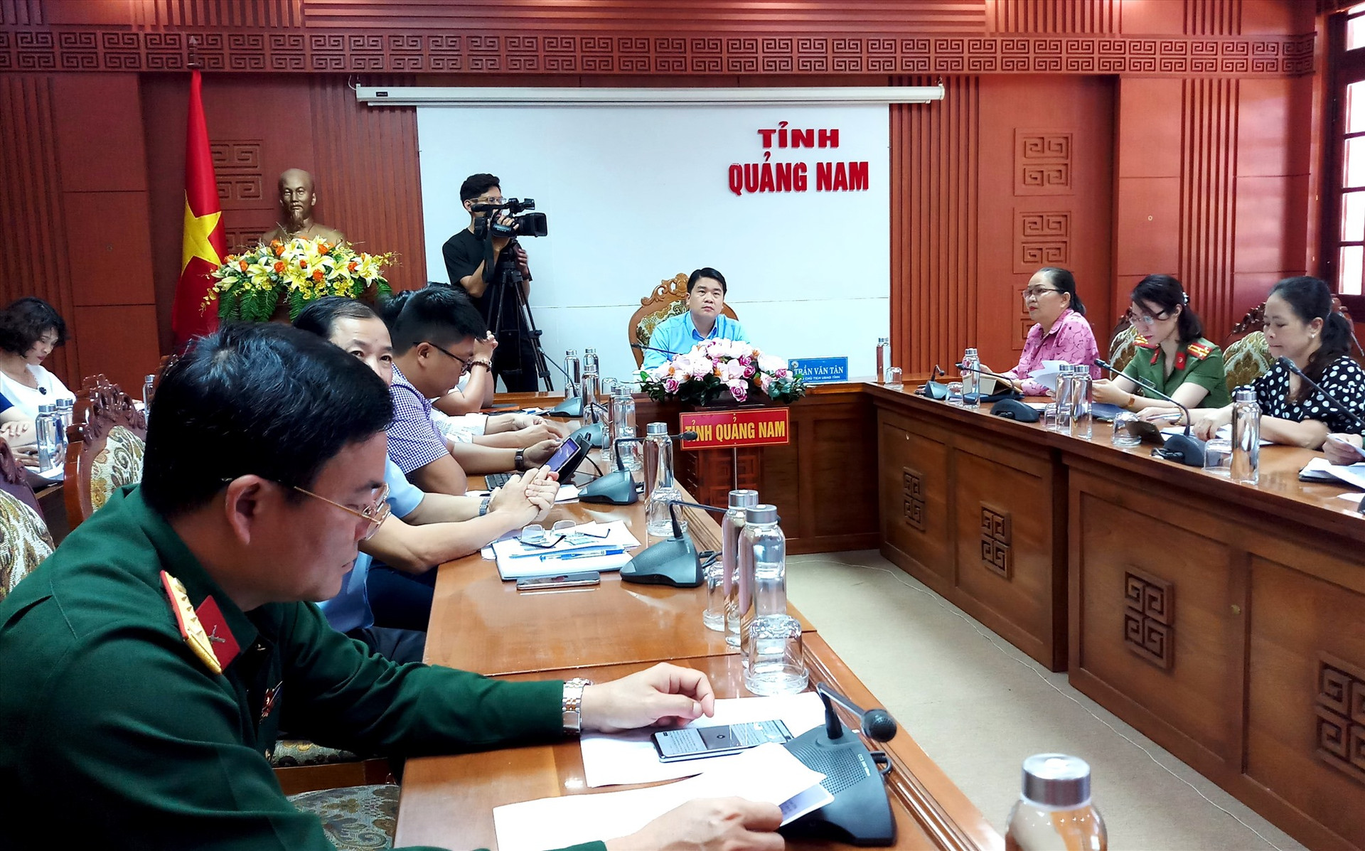 Phó Chủ tịch UBND tỉnh Trần Văn Tân tham dự cuộc họp tại điểm cầu Quảng Nam. Ảnh: A.N
